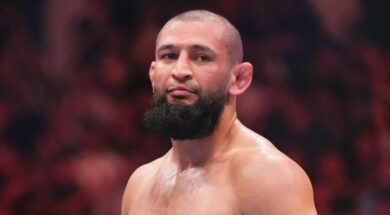 Khamzat-Chimaev-révèle-ce-qu-il-a-dit-à-Dricus-du-Plessis-et-à-son-coach-pendant-leur-combat