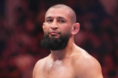 Khamzat-Chimaev-révèle-ce-qu-il-a-dit-à-Dricus-du-Plessis-et-à-son-coach-pendant-leur-combat