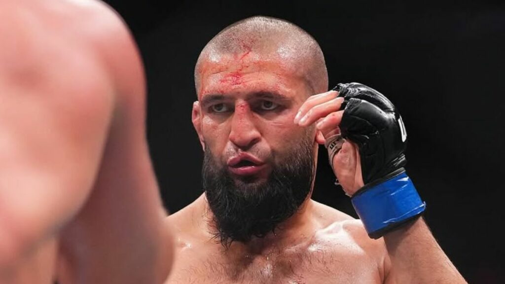 Khamzat Chimaev est devenu champion de l'UFC lors du main event de l'UFC 319 en battant Dricus du Plessis, dans un combat dont le style n'a pas fait l'unanimité.