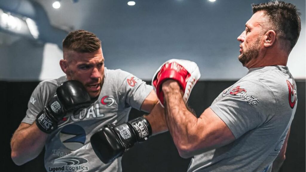 Dricus du Plessis vient de subir une défaite écrasante face à Khamzat Chimaev, le nouveau champion des poids moyens de l'UFC. Pour l’équipe du Sud-Africain, il est clair qu’il doit travailler sur certaines de ses lacunes.