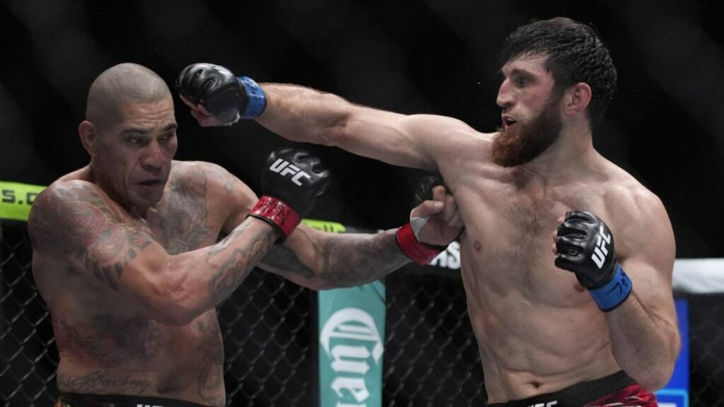 Magomed Ankalaev va affronter Alex Pereira pour la seconde fois lors de l'UFC 320, le 4 octobre. Il estime que ce combat sera plus tranchant que le premier duel et évoque son avenir au sein de l’organisation.