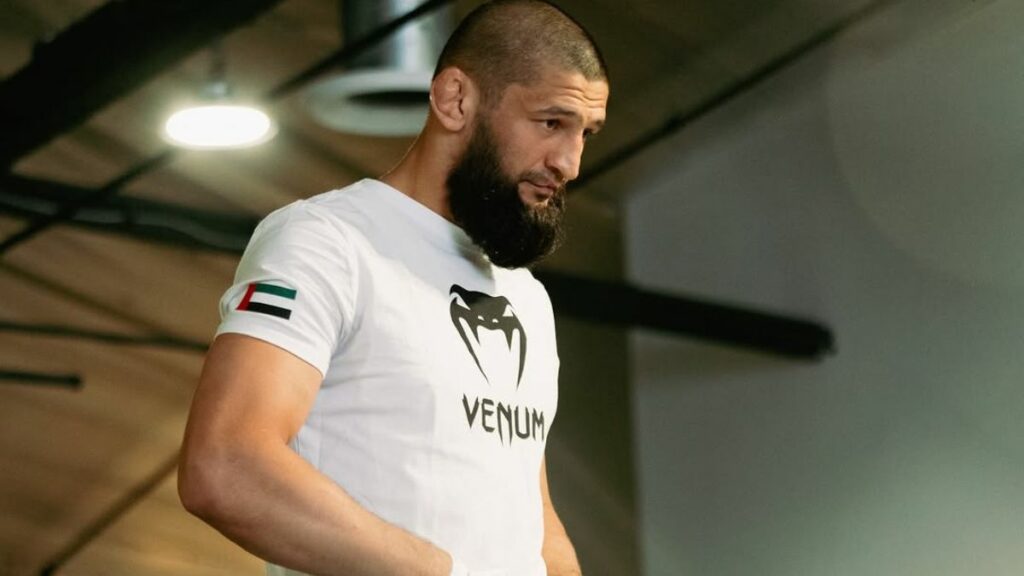 https://www.actumma.com/wp-content/uploads/2025/08/khamzat-chimaev-demetrious-johnson-ufc-mma-1024x576.jpg