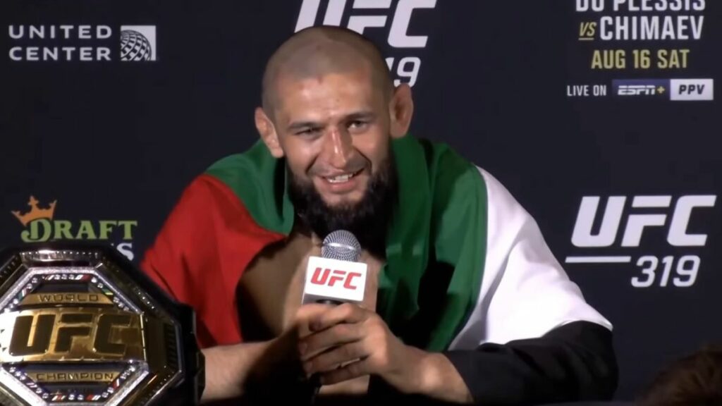 Khamzat Chimaev affrontait Dricus Du Plessis cette nuit à l'UFC 319, pour la ceinture des poids moyens. Devenu champion, l'homme invaincu s'est exprimé en conférence de presse.