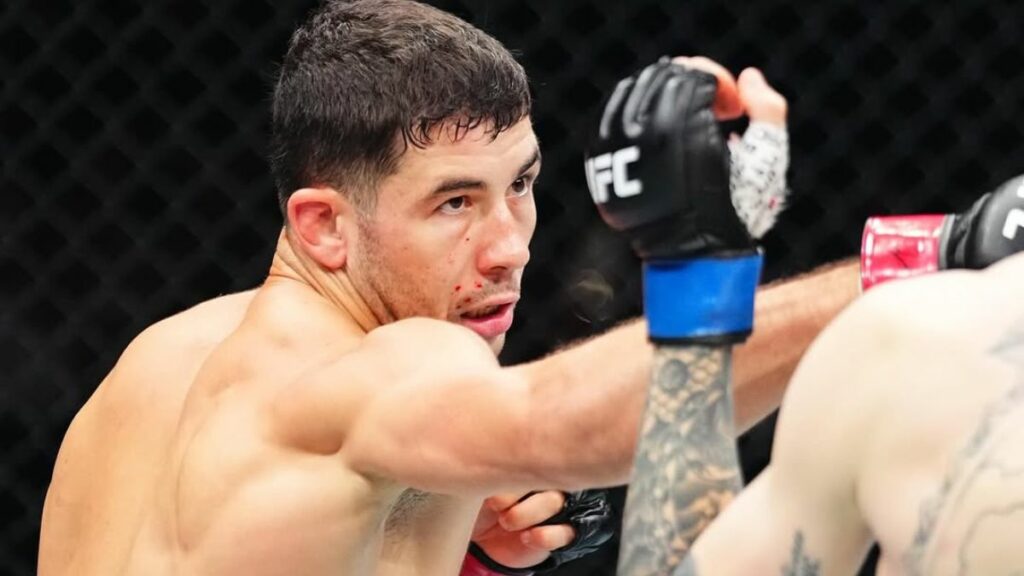 Axel Sola affrontait Rhys McKee pour sa première à l'UFC, à Paris. En carte principale de l'événement, l'ancien combattant de l'ARES tenait à faire une grande première.