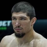 Baki répond sèchement à Cédric Doumbé après ses critiques sur son K.-O. Baki répond aux attaques de Doumbé après sa défaite par K.-O.