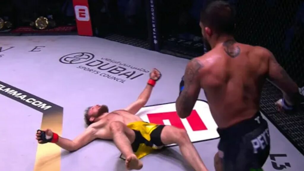 Sergio Pettis renverse Magomedov d’un coup de coude fulgurant sous les yeux de Khabib