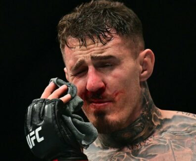 tom-aspinall-reaction-eye-poke-oeil-ufc-321