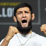 Khamzat Chimaev met Jon Jones au sol lors d’une lutte improvisée en Tchétchénie Khamzat emmene Jon Joes au sol en Tchétchénie