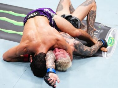 arman-tsarukyan-soumission-dan-hooker-ufc-qatar