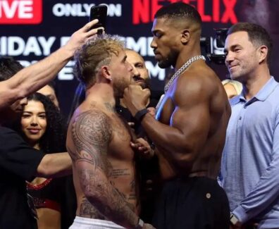 Anthony Joshua et Jake Paul s&rsquo;affrontent dans un face-&agrave;-face bouillant