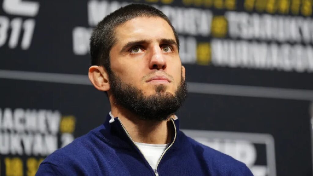 Islam Makhachev critique l'organisation des combats de l'UFC : « Arman aurait dû avoir droit à un combat pour le titre »