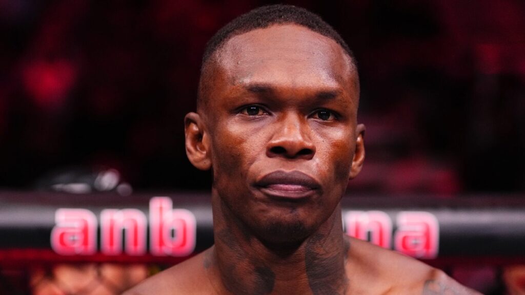 Israel Adesanya se livre sur les moments sombres de sa vie de combattant