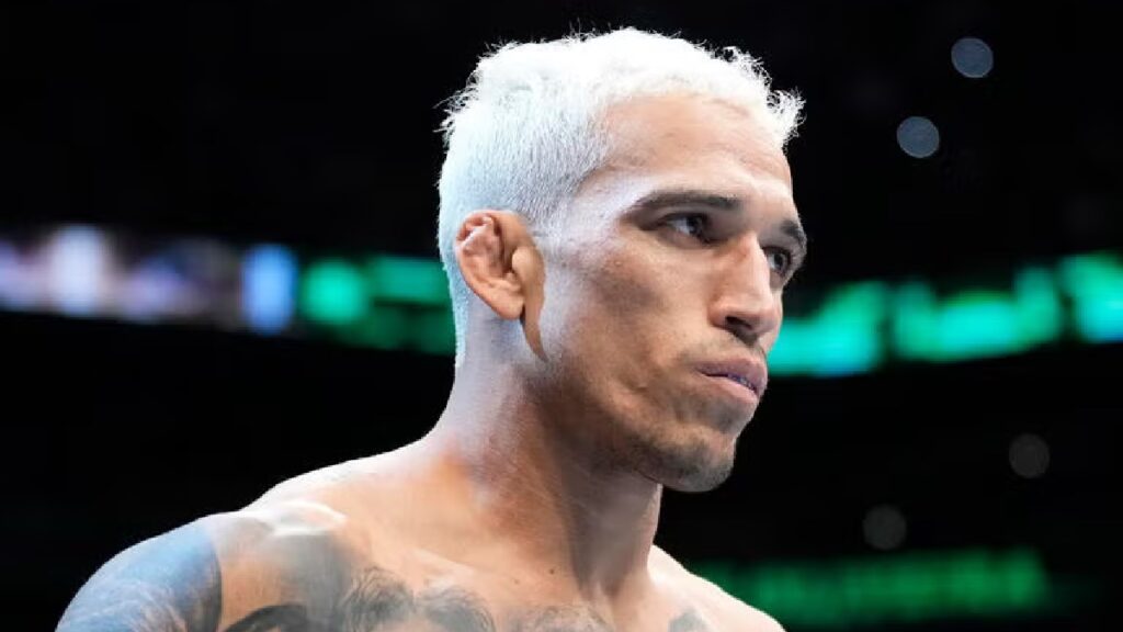 Charles Oliveira pr&eacute;vient Max Holloway avant l'UFC 326