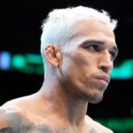 Charles Oliveira pr&eacute;vient Max Holloway avant l'UFC 326