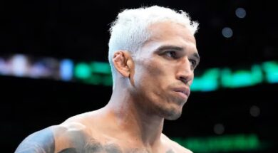 Charles-Oliveira-pr&eacute;vient-Max-Holloway-titre-BMF-centre-octogone-combat-ufc