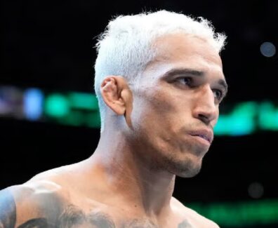 Charles-Oliveira-pr&eacute;vient-Max-Holloway-titre-BMF-centre-octogone-combat-ufc