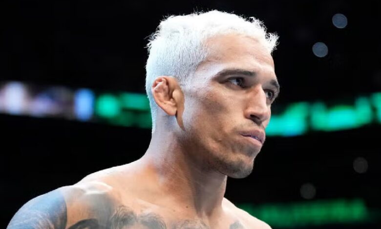 Charles-Oliveira-pr&eacute;vient-Max-Holloway-titre-BMF-centre-octogone-combat-ufc