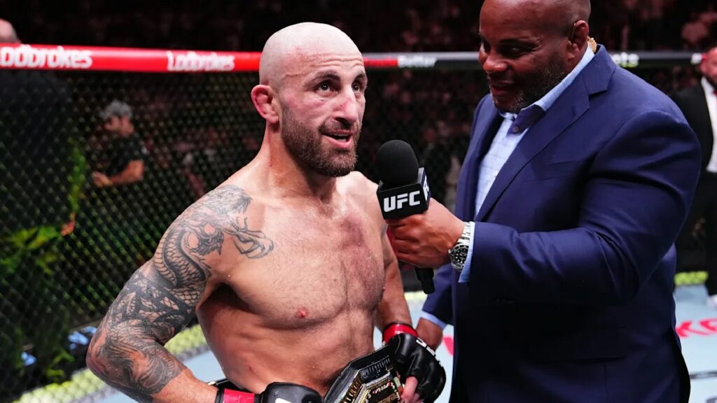 Alexander Volkanovski est le plus grand featherweight de tous les temps selon Daniel Cormier