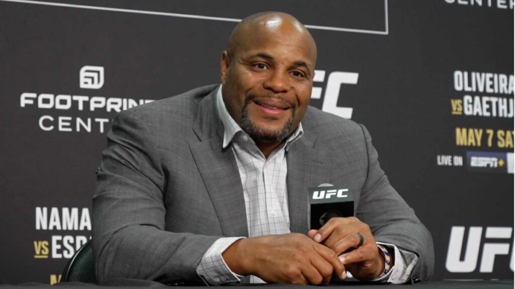 Daniel Cormier met en garde Khamzat Chimaev au sujet de Sean Strickland