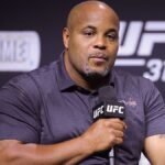 Daniel Cormier réagit aux annonces sur la santé de Jon Jones : "Il n'a plus rien dans le réservoir..." Daniel Cormier réagit à la vidéo de Jon Jones sur ses problèmes de santé