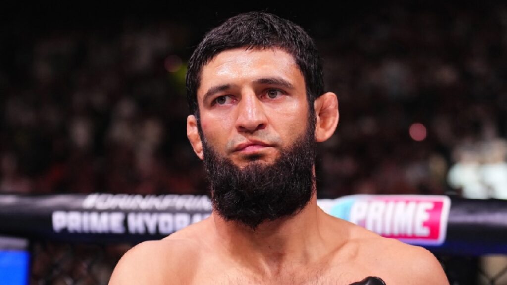 Daniel Cormier s'interroge sur la suite de la carri&egrave;re de Khamzat Chimaev chez les poids moyens