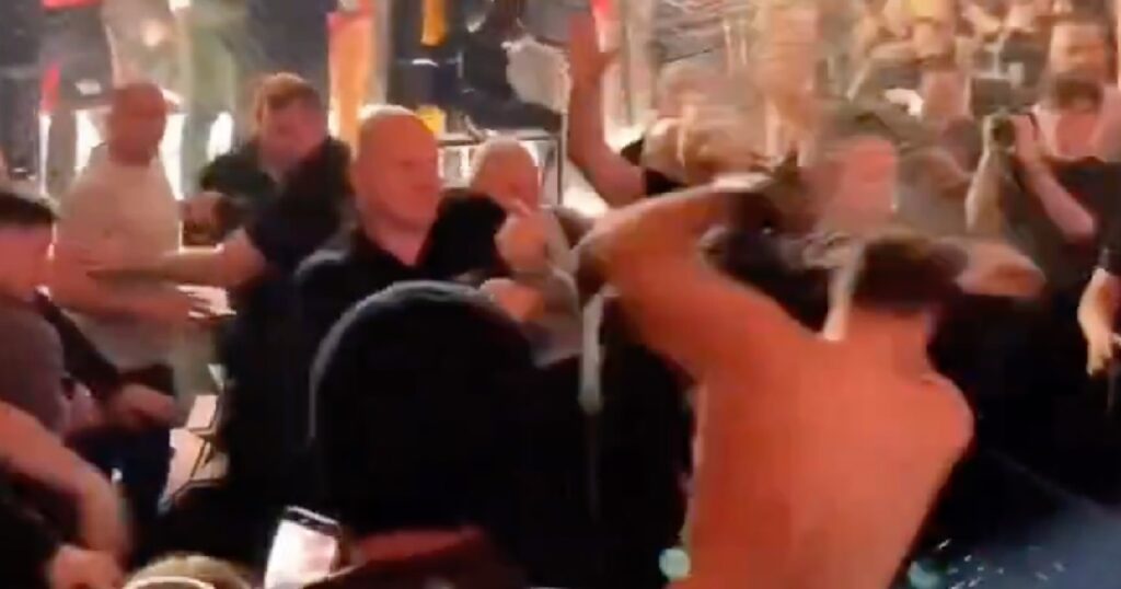 Un combattant mord l&rsquo;oreille de son adversaire&hellip; puis se fait attaquer par la foule