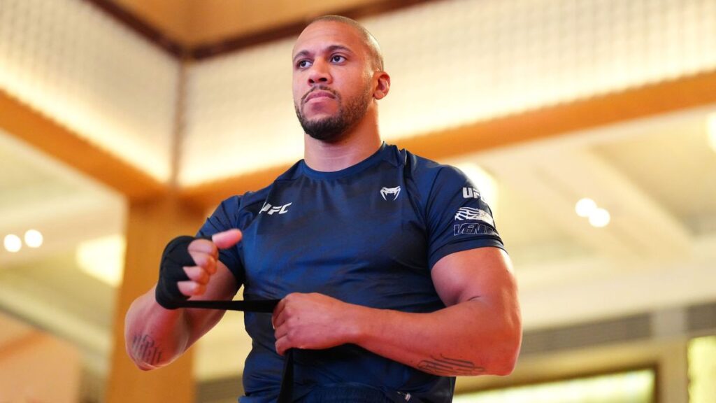 Ciryl Gane pr&eacute;pare son combat contre Alex Pereira avec le champion poids lourds du GLORY