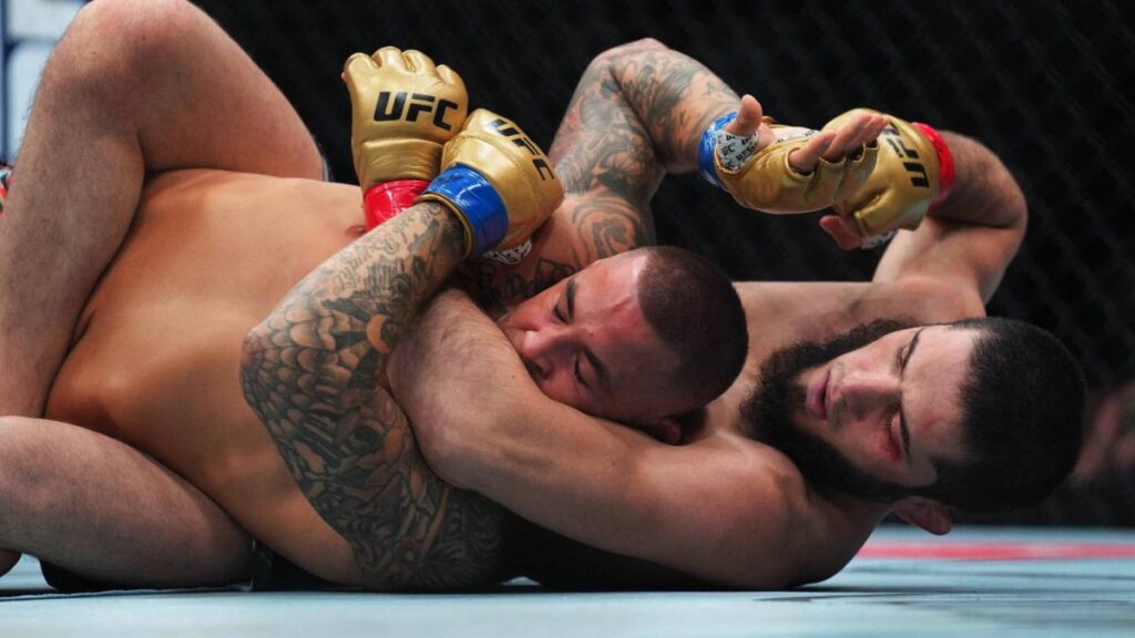 Dustin Poirier r&eacute;v&egrave;le l&rsquo;&eacute;norme diff&eacute;rence de poids avec Islam Makhachev lors de leur affrontement, le champion r&eacute;pond