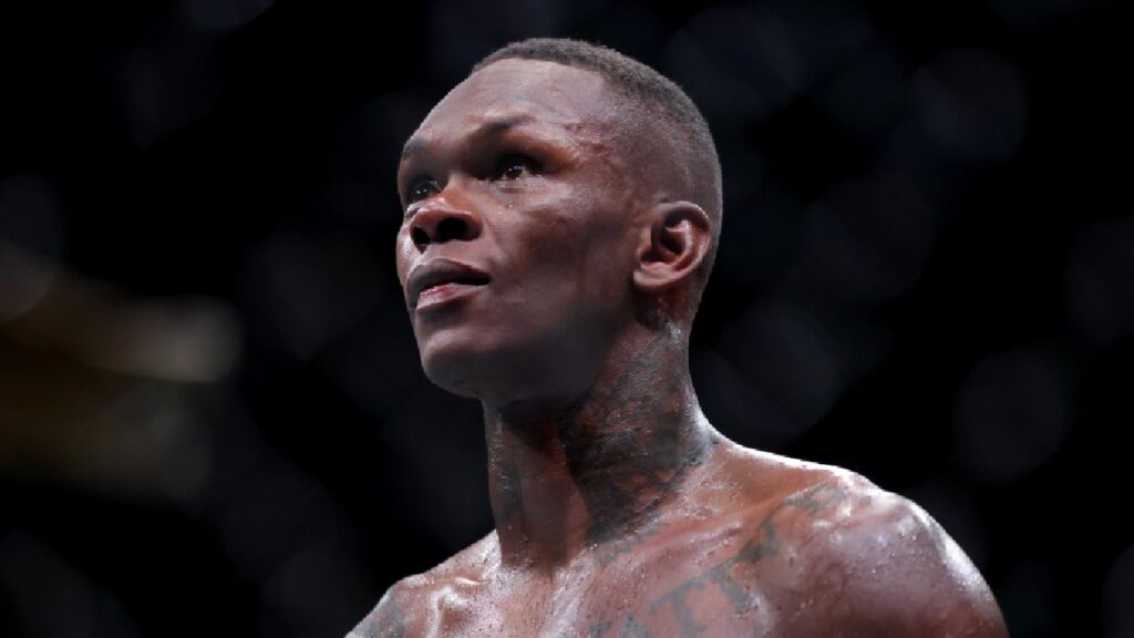 Israel Adesanya critique Khamzat Chimaev et la division des poids moyens