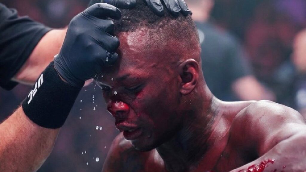 Israel Adesanya réagit pour la première fois après sa défaite au deuxième round face à Joe Pyfer