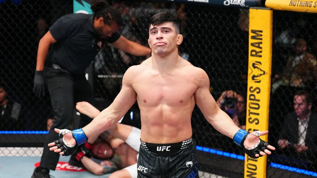 Kevin Vallejos r&eacute;agit &agrave; sa victoire face &agrave; Josh Emmett