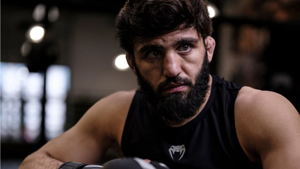 Arman Tsarukyan n'a plus combattu depuis sa victoire face &agrave; Dan Hooker en novembre dernier. Toujours sans futur adversaire, l'Arm&eacute;nien s'est exprim&eacute; sur un possible retour dans la cage.