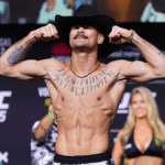 Diego Lopes annonce qu'il pourrait monter chez les poids légers dans le futur : "J'y pense..." Diego Lopes a récemment perdu face à Alexander Volkanovski en main event de l'UFC 325 pour tenter de devenir champion. Sur deux défaites face au Néo-Zélandais, Lopes pourrait monter de catégorie.