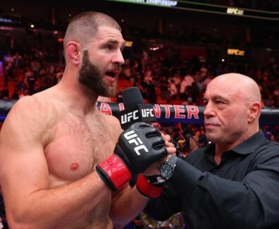 Jiri-prochazka-se-livre-d&eacute;faite-Carlos-Ulberg-ufc-327-mma