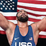 Énorme signature pour l’UFC : Gable Steveson, un champion olympique, fera ses débuts en juillet L'UFC a annoncé hier soir la signature de Gable Steveson. Médaillé olympique en lutte, l'homme de 25 ans fera ses débuts à l'UFC 329.