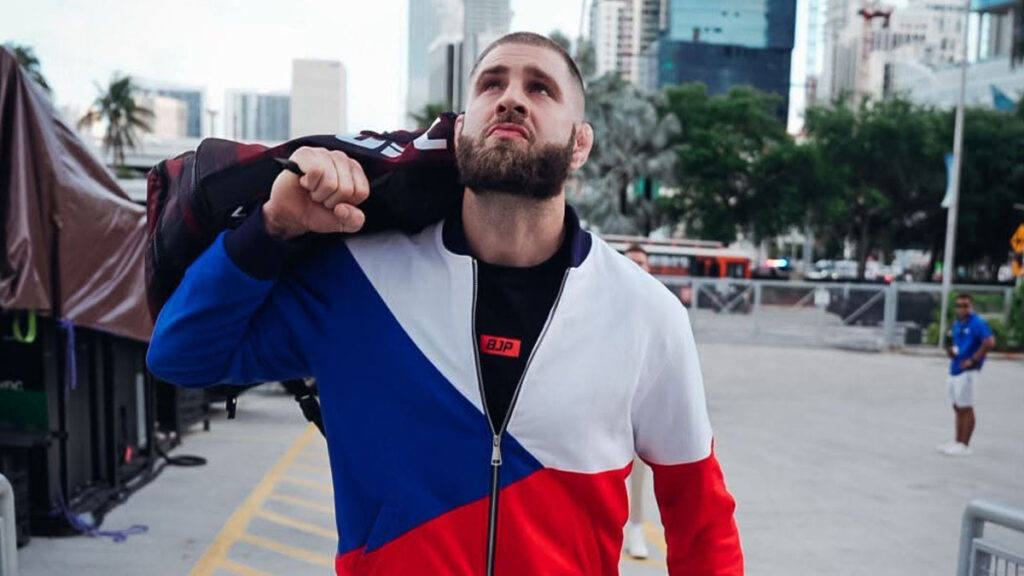 Jiri Prochazka affrontait Carlos Ulberg lors de l'UFC 327 pour la ceinture vacante des light heavyweights. Et malgré la blessure de son adversaire, l'ancien champion s'est incliné par KO dans le 1er round.