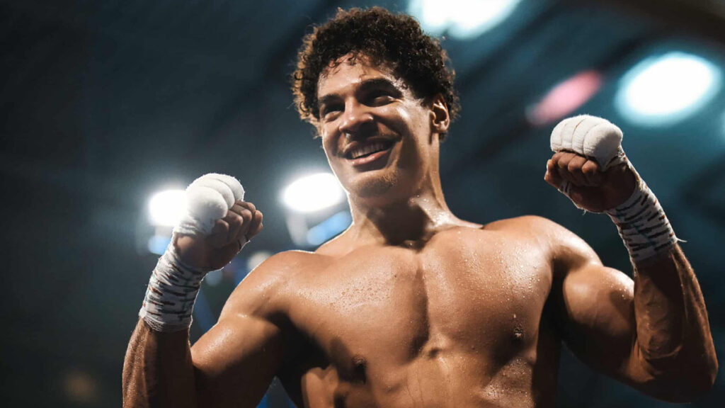 Multiple champion de France en amateur chez les light heavyweights, Rapha&euml;l Monny s&rsquo;aventure d&eacute;sormais dans le monde professionnel. Auteur d&rsquo;un bilan de 9-0, le Fran&ccedil;ais a r&eacute;cemment sign&eacute; chez Zuffa Boxing, l&rsquo;organisation orchestr&eacute;e par Dana White. Un tournant m&ecirc;lant les sacrifices d&rsquo;un jeune homme d&eacute;vou&eacute; &agrave; son sport, obnubil&eacute; par une chose : &ecirc;tre champion du monde.