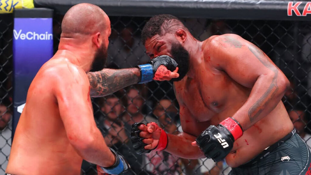 L'UFC 327 prenait place hier soir à Miami. En main event, Carlos Ulberg affrontait Jiří Procházka pour la ceinture des light heavyweights. Et malgré de nombreux finishs, c'est Josh Hokit qui repart avec des milliers de dollars en bonus.