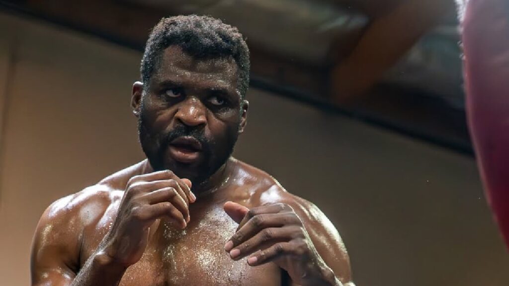 Francis Ngannou r&eacute;agit &agrave; la pr&eacute;sence de Jon Jones &agrave; l'&eacute;v&egrave;nement MVP sur Netflix