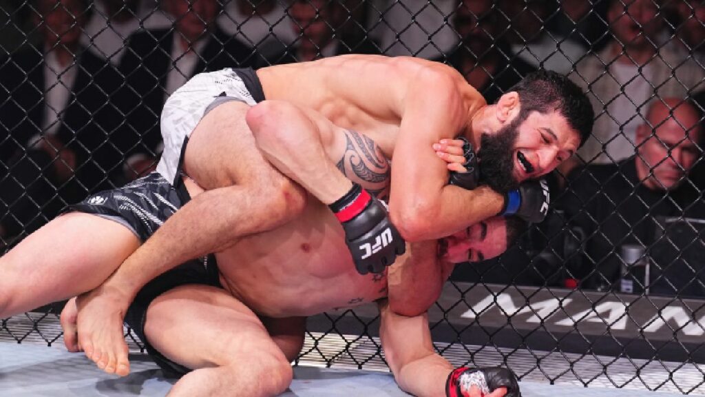 Khamzat Chimaev vs Sean Strickland : Robert Whittaker annonce la couleur pour l&rsquo;UFC 328&nbsp;