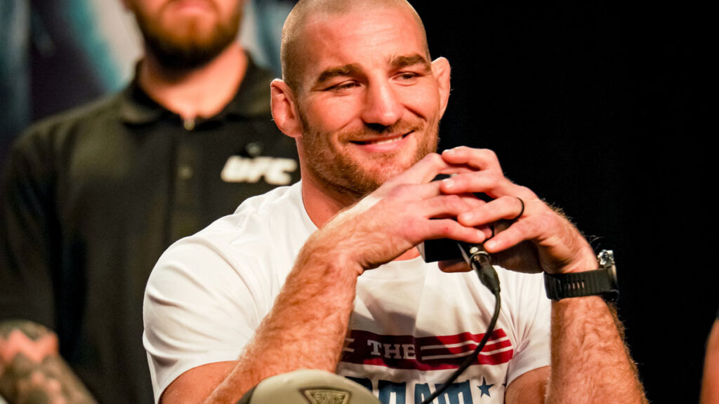 Sean Strickland affrontait Khamzat Chimaev lors de l'UFC 328 cette nuit. Apr&egrave;s &ecirc;tre devenu champion des poids moyens, l'Am&eacute;ricain a r&eacute;v&eacute;l&eacute; les coulisses de son camp d'entra&icirc;nement.