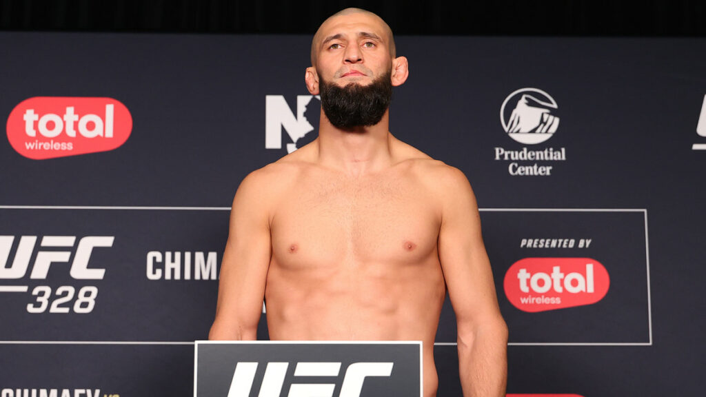 khamzat-chimaev-pes&eacute;e-ufc-328