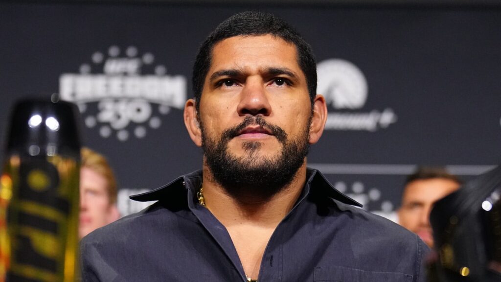 Alex Pereira met en garde Ciryl Gane avant leur combat : « Il n’a jamais combattu un mec comme moi… »