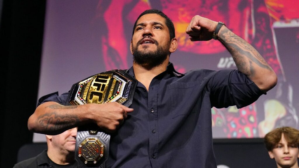 Daniel Cormier calme l’emballement autour d’Alex Pereira avant l’UFC Freedom 250