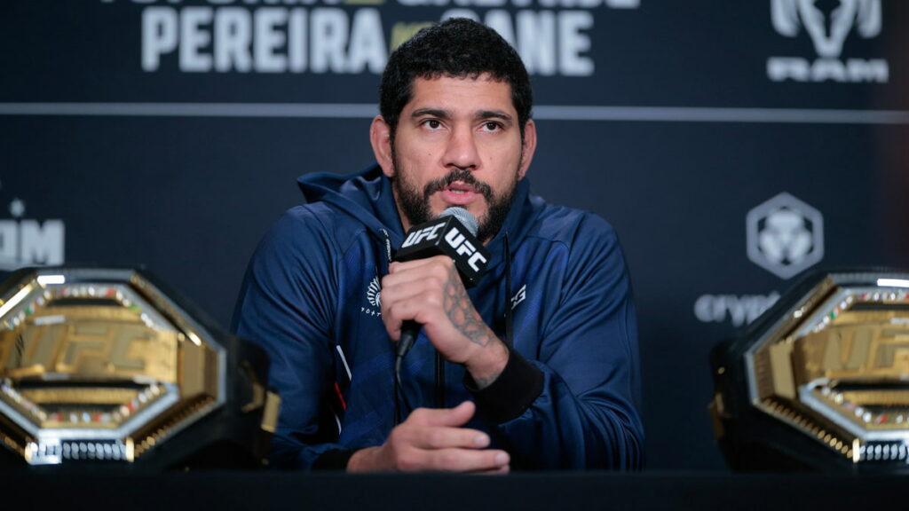 alex-pereira-previent-ciryl-gane-eye-poke-ufc