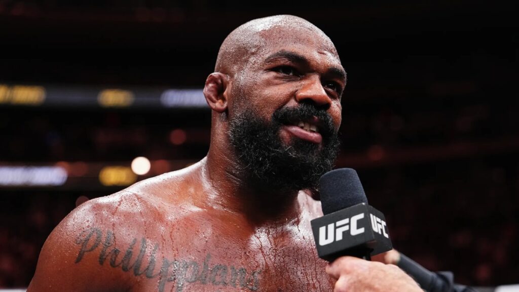 Jon Jones donne un conseil pr&eacute;cieux &agrave; Dustin Poirier suite &agrave; son arrestation : "Je veux lui dire que la vie..."