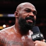 Jon Jones donne un conseil pr&eacute;cieux &agrave; Dustin Poirier suite &agrave; son arrestation : "Je veux lui dire que la vie..."