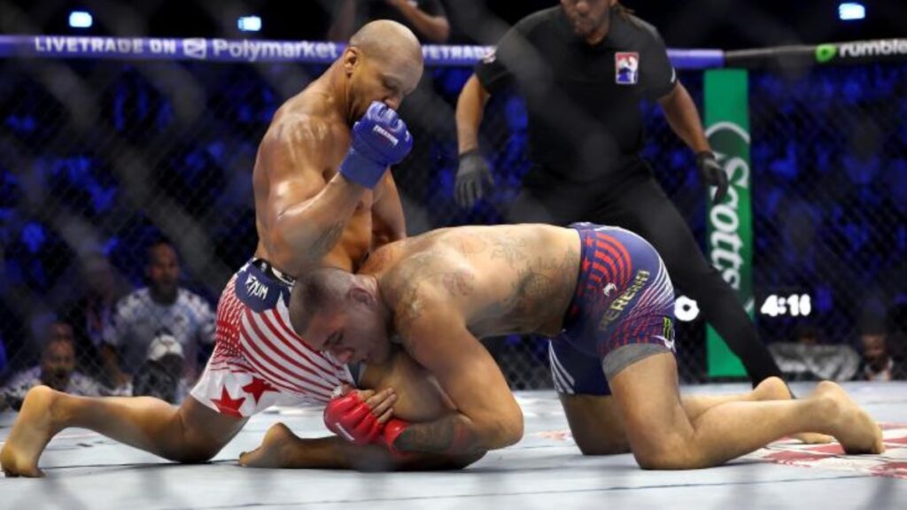 Un rival d’Alex Pereira lui rappelle sa victoire controversée à l’UFC 300 après ses plaintes contre Ciryl Gane : « Il n’aurait pas dû… »