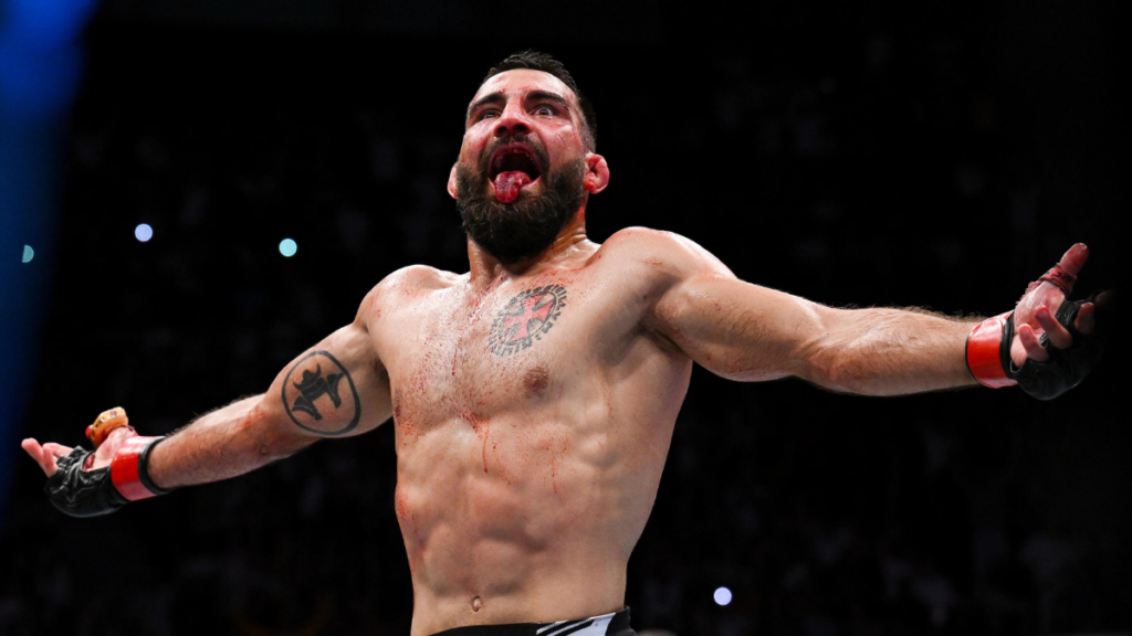 Beno&icirc;t Saint Denis affronte Paddy Pimblett lors de l&rsquo;UFC 329