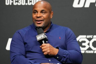 Daniel-Cormier-r&eacute;v&egrave;le-qui-doit-combattre-Justin-Gaethje-pour-le-titre-ufc-mma
